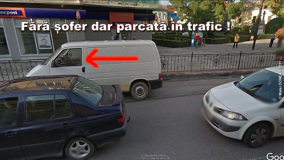 Masina parcata in trafic