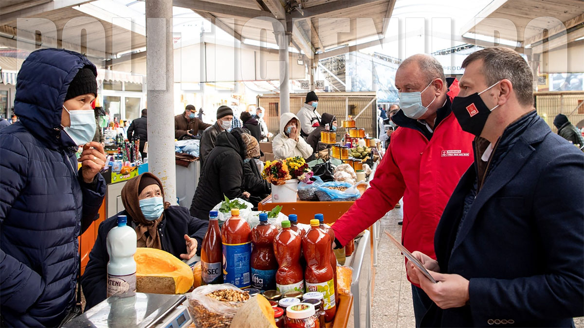 Silviu Hurduzeu si Ion Mocioalca in piata agro-alimebtara din Caransebes