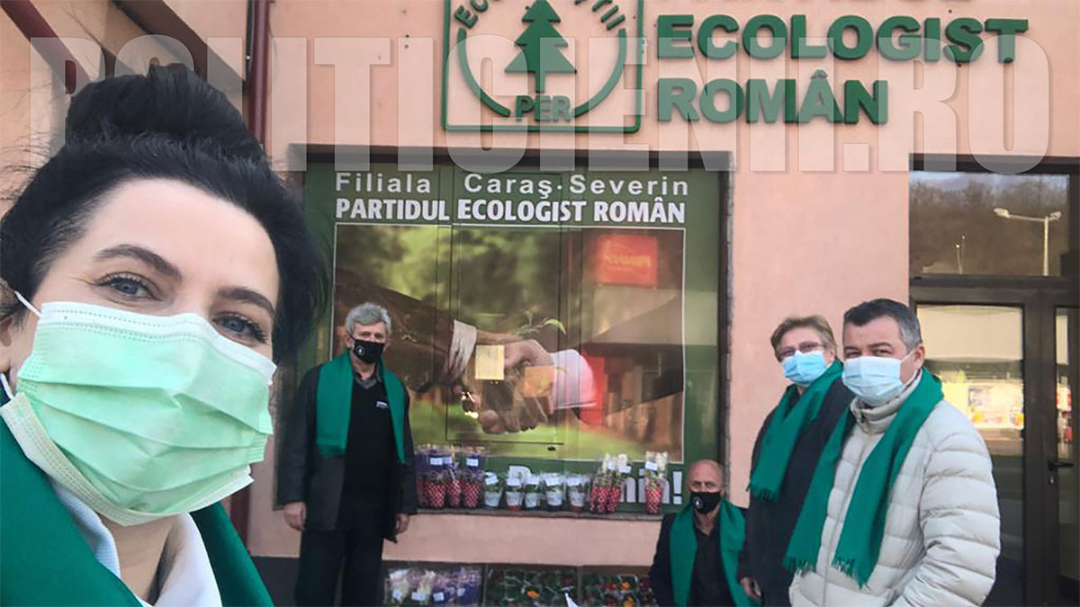 Ecologistii caraseni au daruit flori de ziua femeii