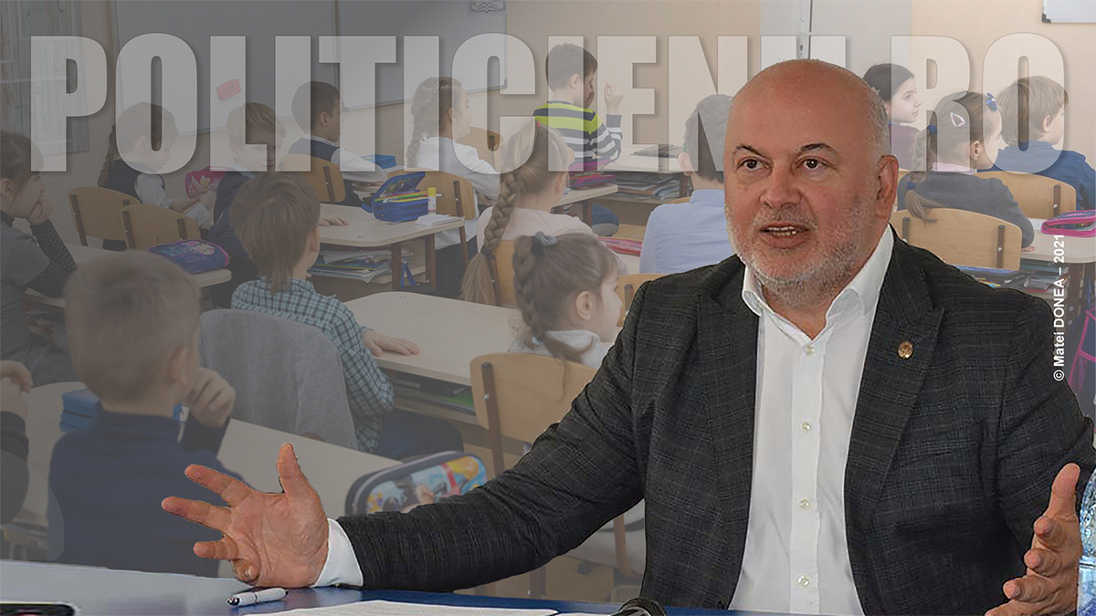 Deputatul Marius Damian si elevii la inceput de an scolar