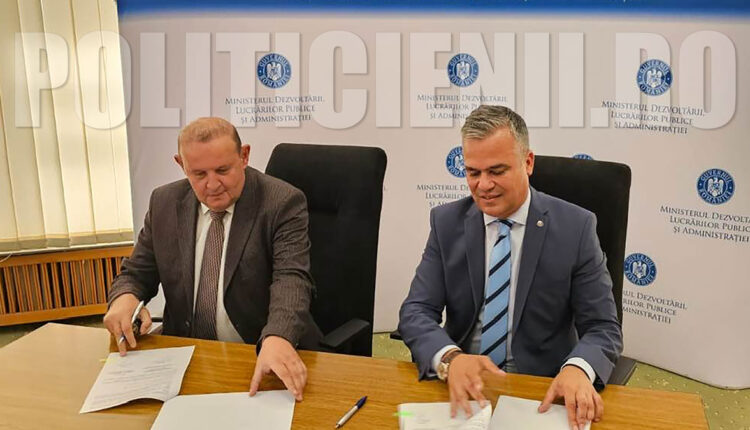 Primarul Luca Malaiescu semneaza documentele programului "Anghel Saligny"