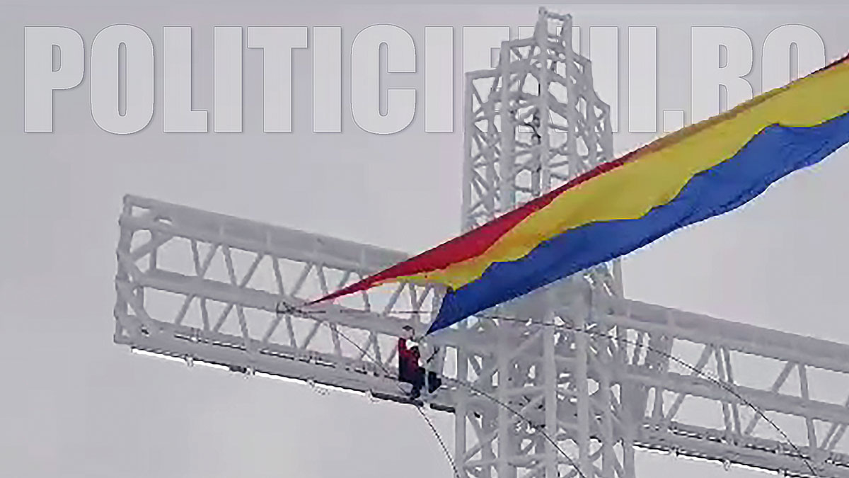 Tricolorul pe Crucea Eroilor Banateni
