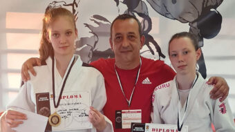 Antrenorul Sorin Paun si micutele judoca