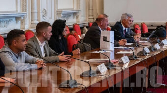 Senatorul Malaiescu si tinerii din Otelu Rosu