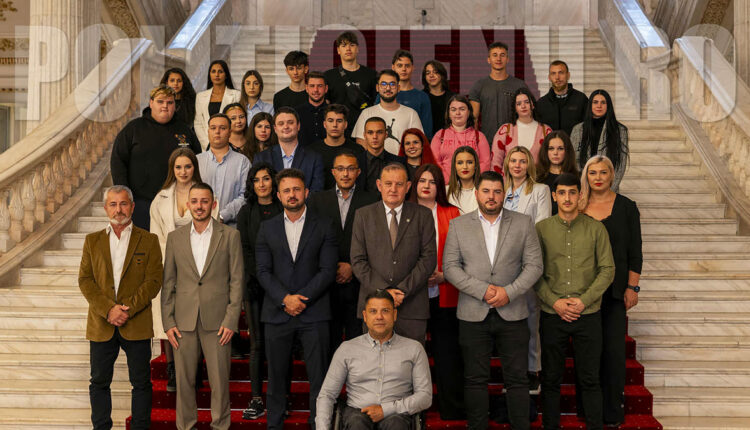 Tinerii Social-Democrati din Otelu Rosu alaturi de senatorul Malaiescu in Parlamentul Romaniei
