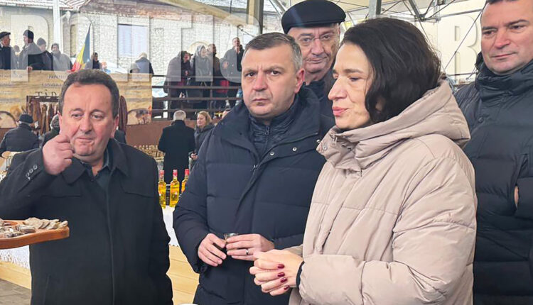 Silviu Hurduzeu, mandru cu paharelul cu bautura