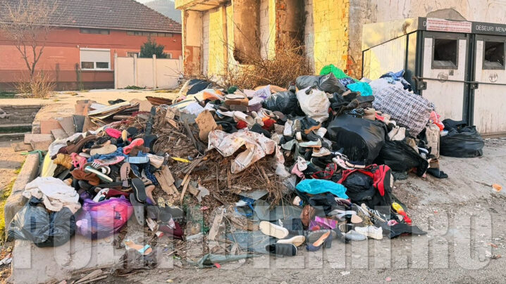 Mormane de gunoaie pe strada Tineretului Mormane de gunoaie pe strada Tineretului