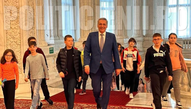 Deputatul PNL Marcel Vela alaturi de copiii in parlament