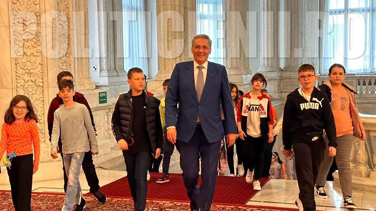 Deputatul PNL Marcel Vela alaturi de copiii in parlament